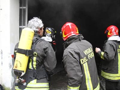 Calvi Risorta: Via San Nicola: si incendia auto, le fiamme si propagano in parte ad unabitazione