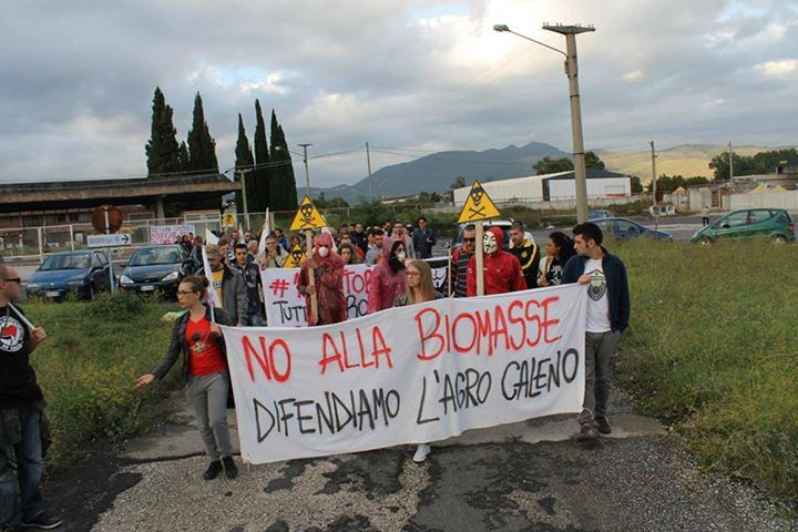 In corteo verso l'Appia dopo aver posto i sigilli all'area ex Pozzi