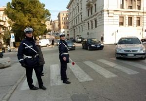 http://www.caleno24ore.it/wordpress/wp-content/uploads/2012/10/Vigili-Urbani-300x208.jpg